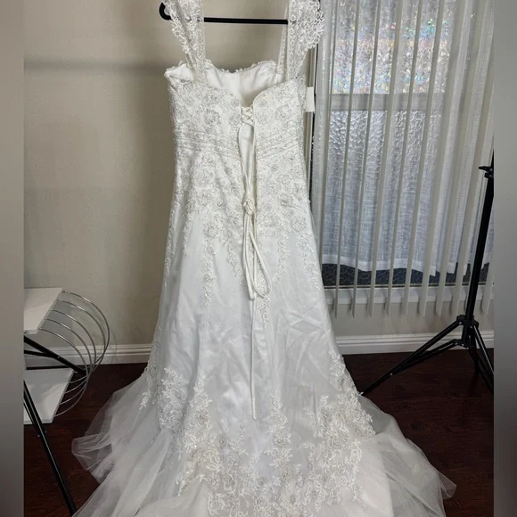 NWT Maggie Sottero Haute Couture bridal gown, Size 16, beaded lace wedding dress - Picture 9 of 15
